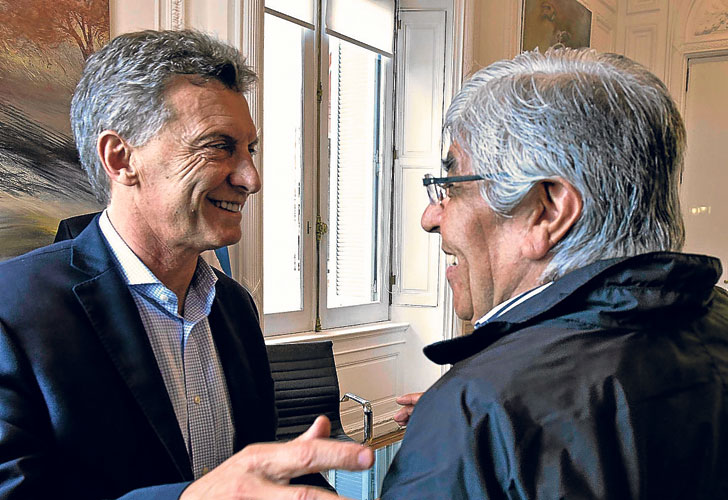 Como guiño a Moyano, el Gobierno podría "perdonarle la vida" a OCA Macri