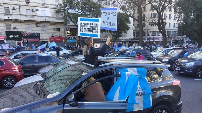 Cacerolazo y banderazo en todo el país contra el gobierno, en medio de la pandemia