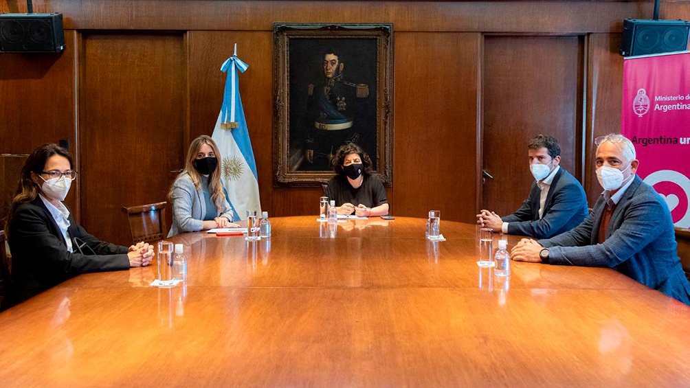 AstraZeneca confirmó que las dosis de su vacuna llegarán el primer semestre de 2021 Pinchazo