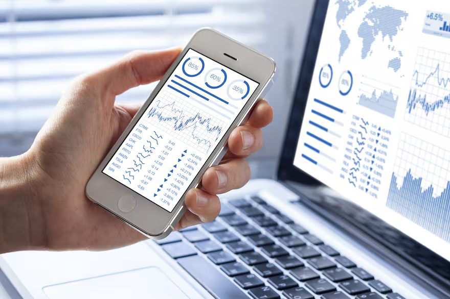¿La digitalización de la banca mejoró la educación financiera o solo facilitó el acceso al dinero? Celulares