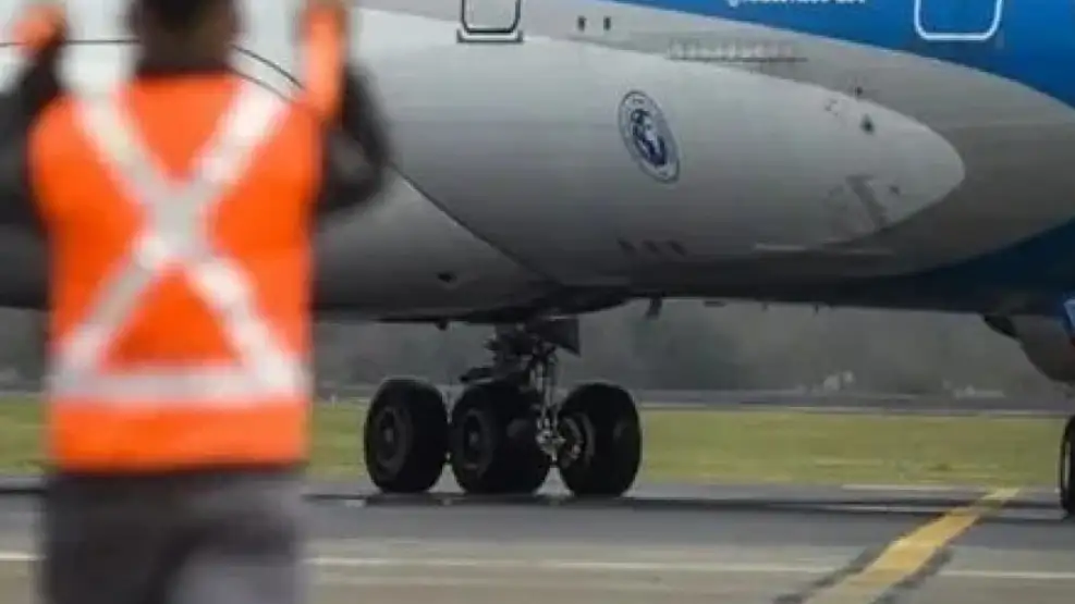 Paro de pilotos de Aerolíneas Argentinas este viernes: quiénes se verán afectados y horarios de vuelos Acuiones
