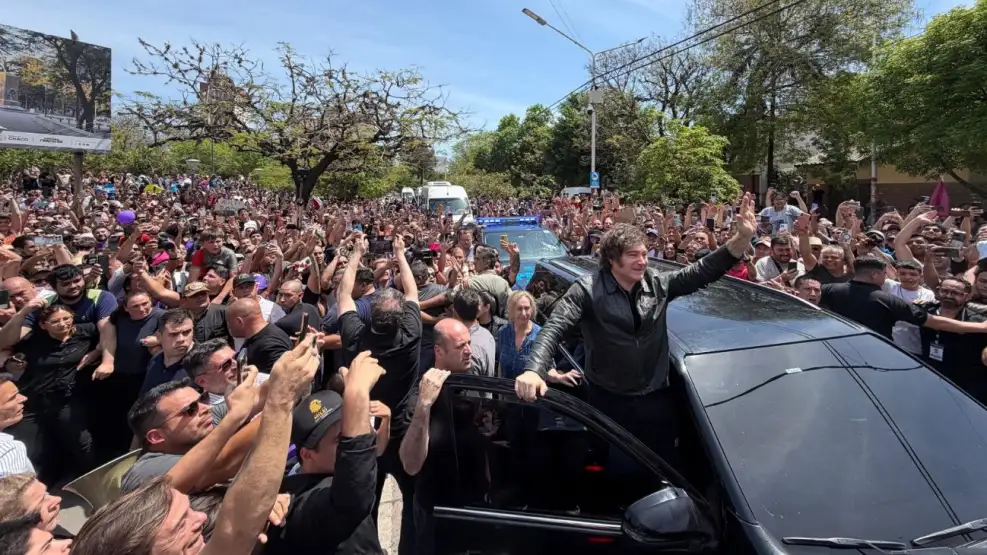 Saludos desde la camioneta y libertarios que cantaron "saquen el pingüino del cajón", en la visita de Milei a Chaco Campana