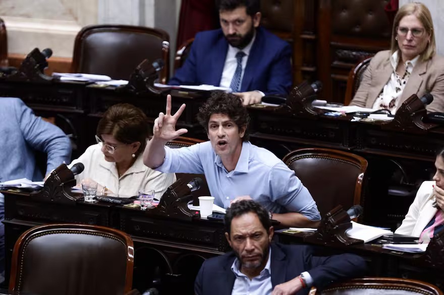 La oposición rechazó el intento de Milei de reformar la ley de inteligencia por decreto y alertó sobre el “espionaje político” Imbecil 1