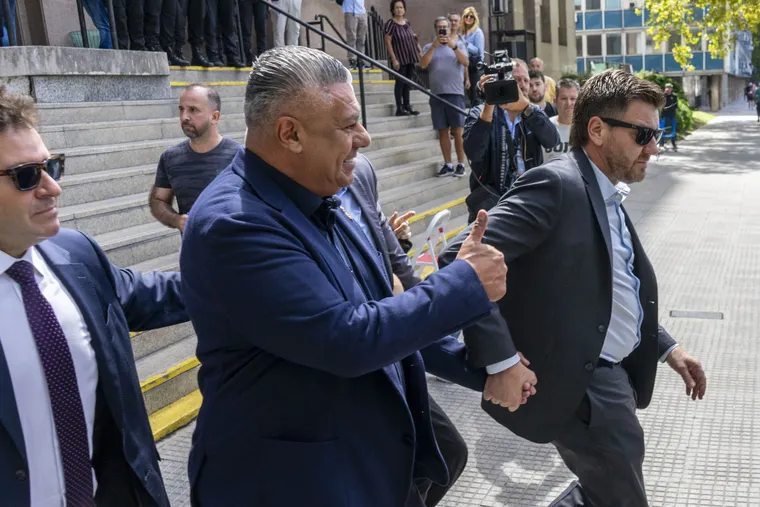 Después de presentarse ante la Justicia, autorizaron a "Chiqui" Tapia a salir del país Ladron