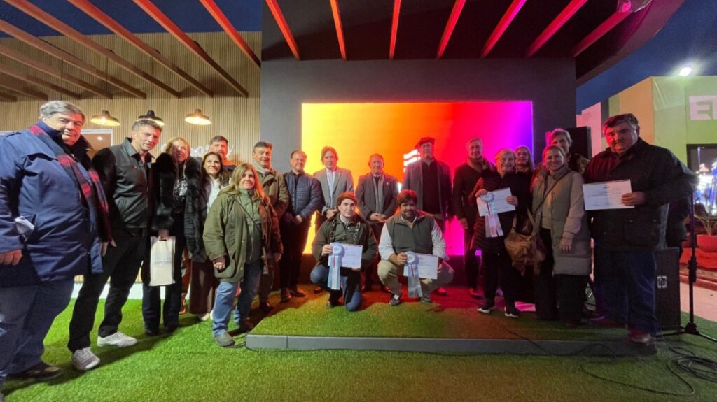 Provincia de Santa Fe: Santa Fe reconoció a 27 cabañas por su aporte a la excelencia genética en la Expo Rural de Palermo Vaquitas 1024x575