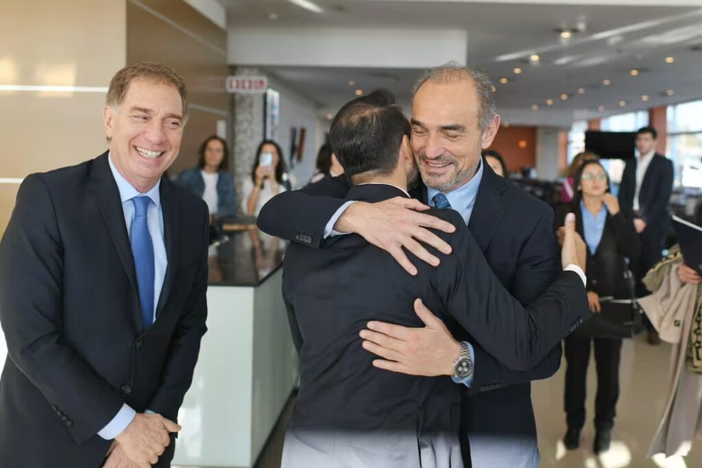 Abrazo 1024x683