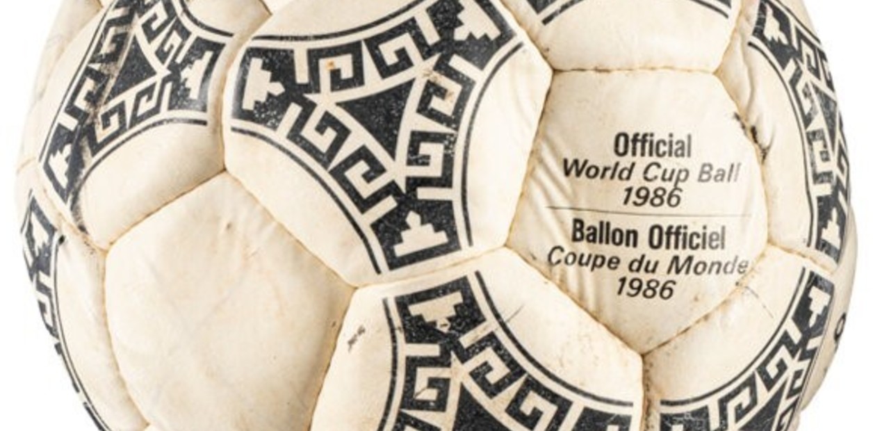 La pelota de la Mano de Dios de Maradona se vendió por US$ 3,35 millones y quedó lejos del récord de su camiseta
